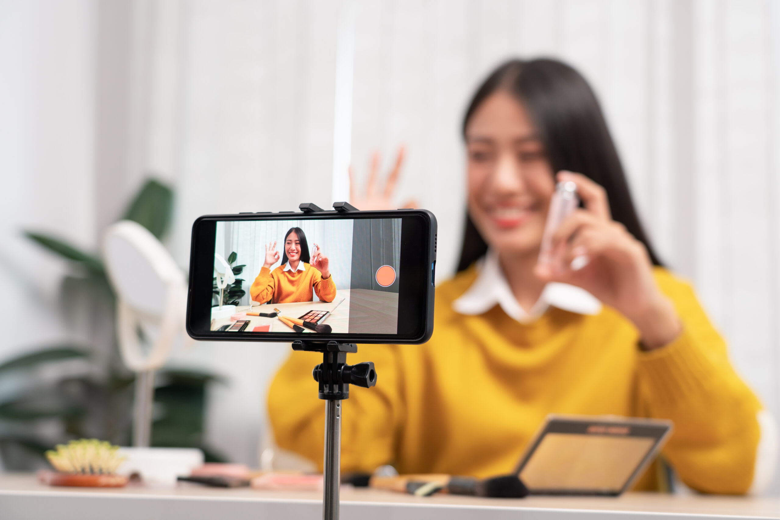 Mit einer virtuellen Geschäftsadresse kann sich die junge Frau am Laptop einfach selbstständig machen als Influencer