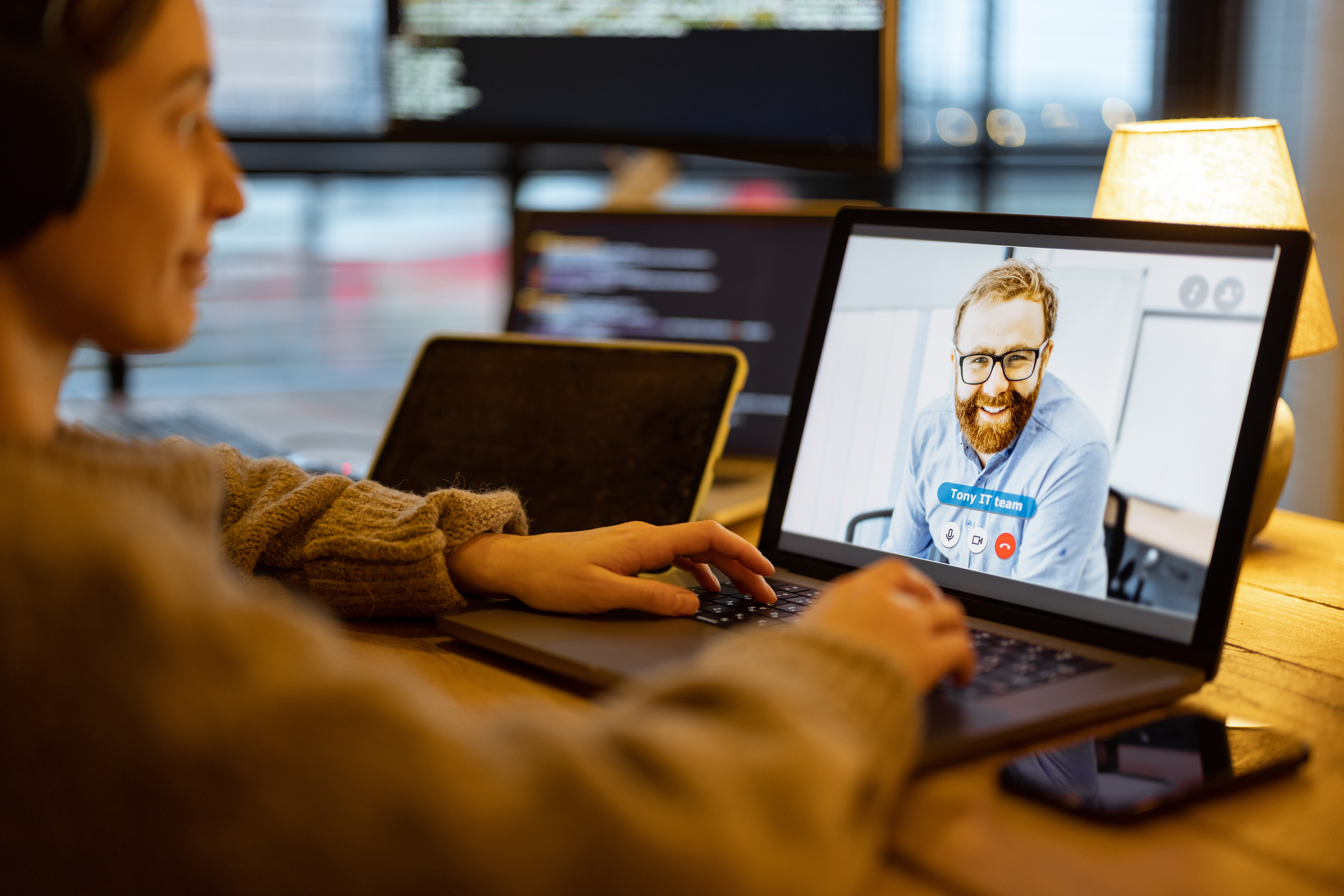 Frau im Online-Meeting arbeitet mobil am Laptop aus dem Virtual Office
